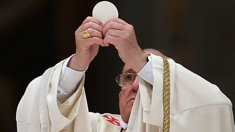 El Papa llamó a una divorciada para decirle que puede comulgar