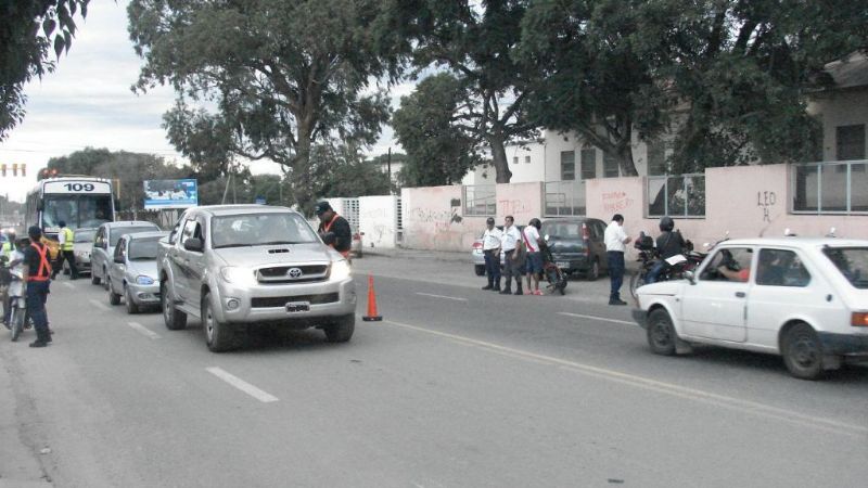 En megaoperativo secuestran 250 motos, $20.000 falsos, droga y pistolas