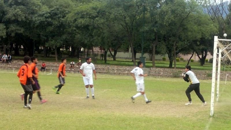 Sporting se acercó al ascenso y la “U” se complicó