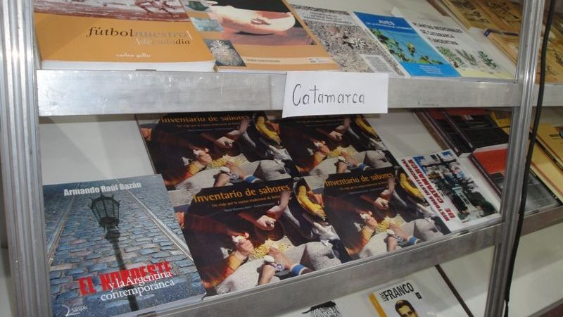Expo venta de libros de autores catamarqueños en el Congreso de Lingüística