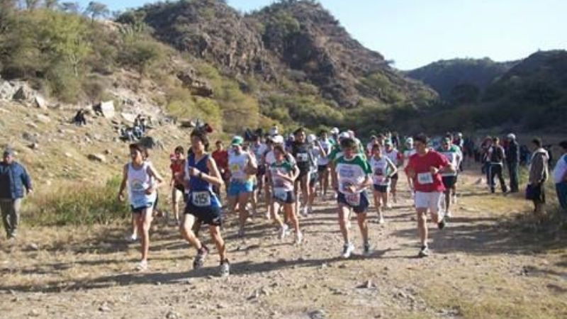 Atletas corren en Anquincila, Ancasti