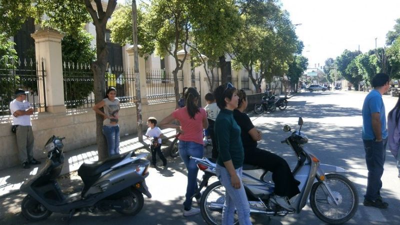Ruidosa manifestación de padres en Valle Viejo