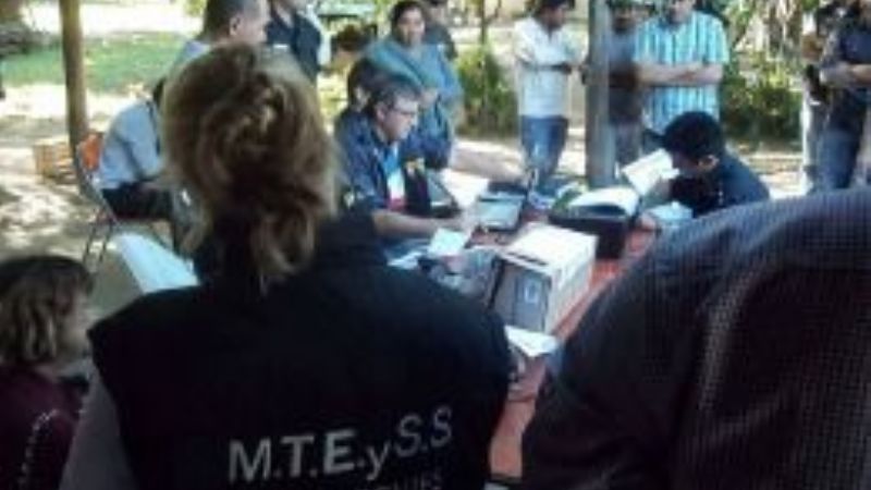 Rescatan a cien personas explotadas en una finca de Corrientes