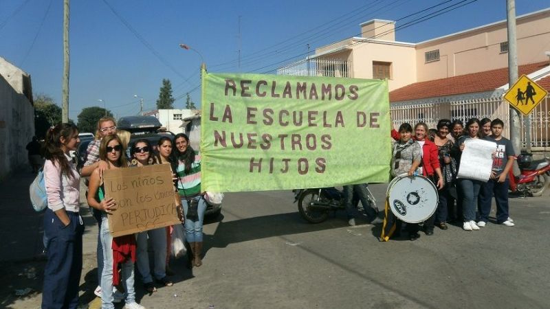 Ruidosa manifestación de padres en Valle Viejo