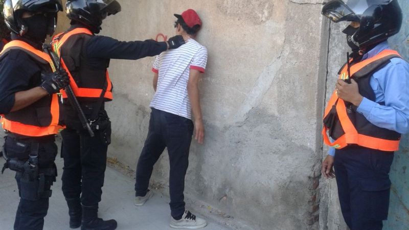 Tras un ilícito demoran a un menor y a un adolescente