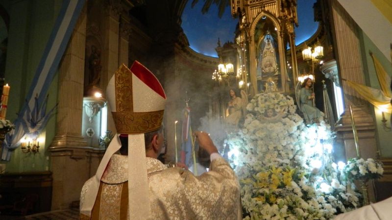Los medios de comunicación homenajearon a la Virgen
