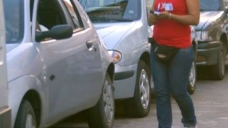 Cobradores de estacionamiento piden el pago atrasados de sueldos