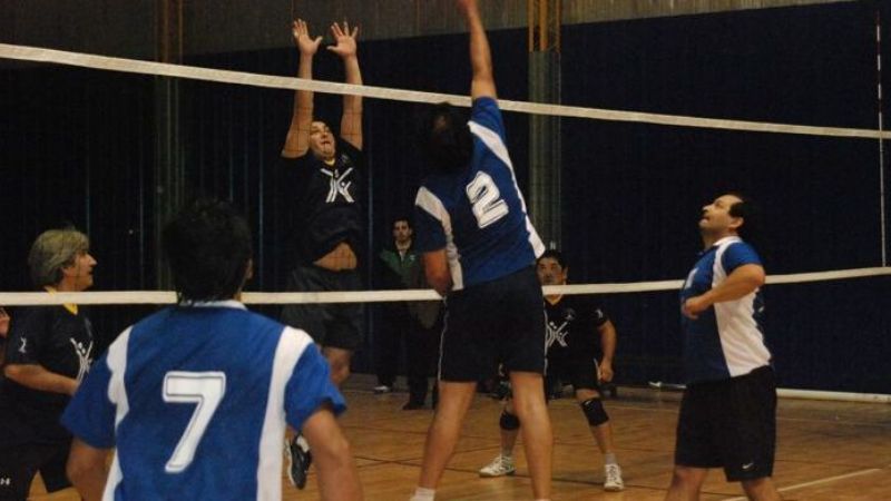 Veteranos del Vóleibol juegan en dos canchas del “Poli”
