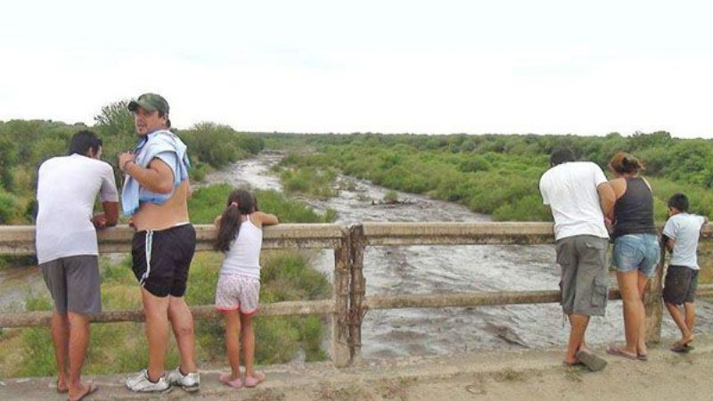 Desborde de río en tramo catamarqueño, genera alerta en Frías