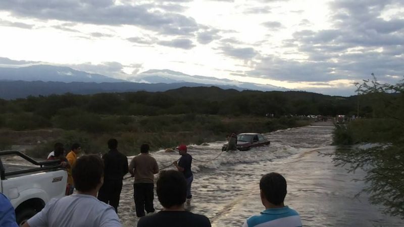 Quiso cruzar el badén y quedó en medio de la corriente