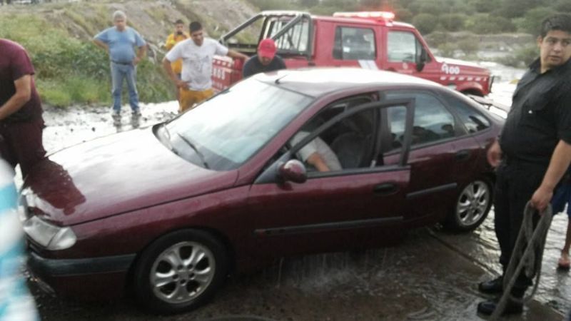 Quiso cruzar el badén y quedó en medio de la corriente