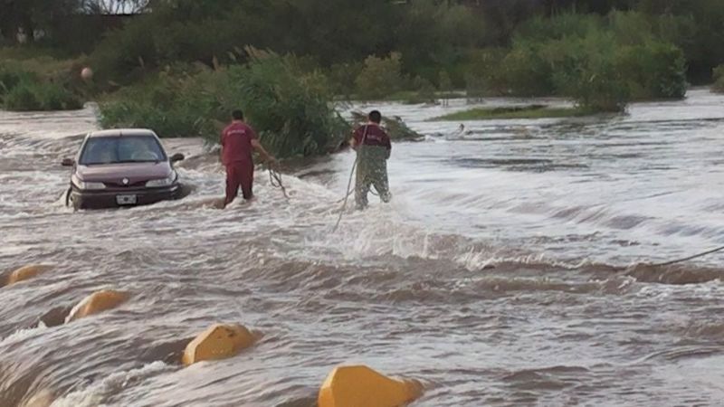 Quiso cruzar el badén y quedó en medio de la corriente
