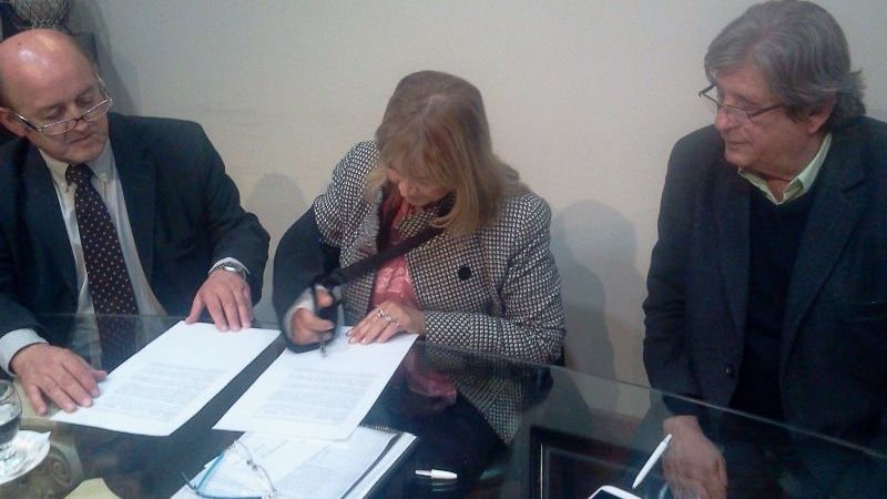 Firma de convenio para educar sobre el cuidado del agua potable