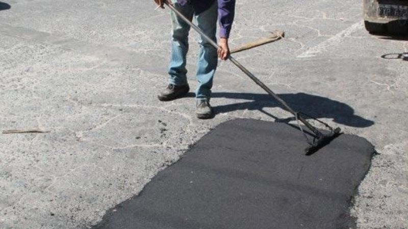 Por las intensas lluvias se dificulta el bacheo en la ciudad