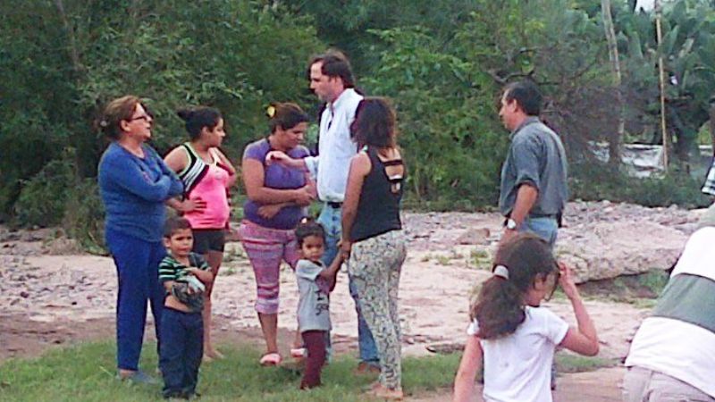 Mera recorrió zonas afectadas y entregó ayuda