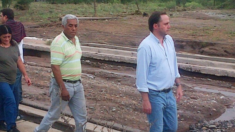 Mera recorrió zonas afectadas y entregó ayuda