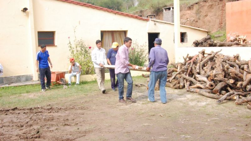 Entrega de leña a escuela de Las Juntas