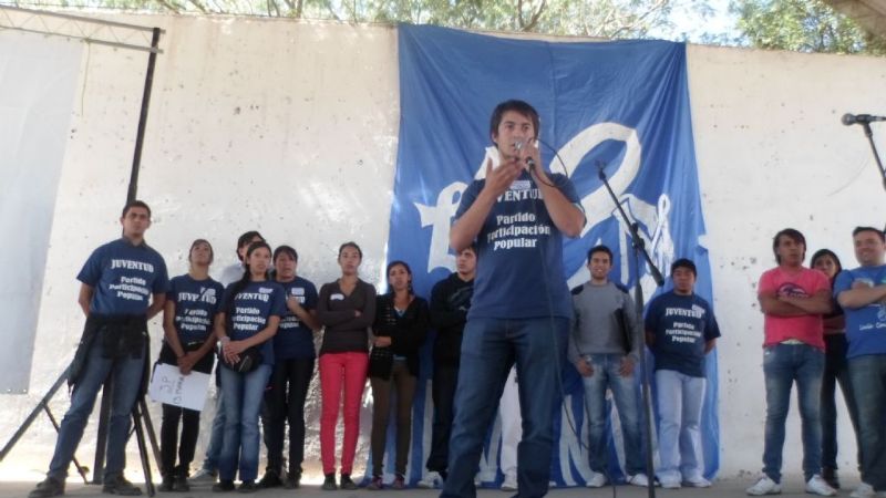 León Mendoza y los jóvenes en el encuentro de la “13 de Marzo” en Santa María