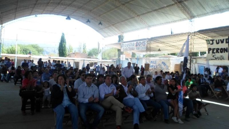 León Mendoza y los jóvenes en el encuentro de la “13 de Marzo” en Santa María