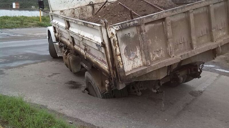 Camión hundió el asfalto