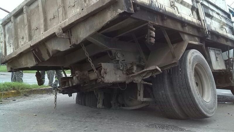 Camión hundió el asfalto