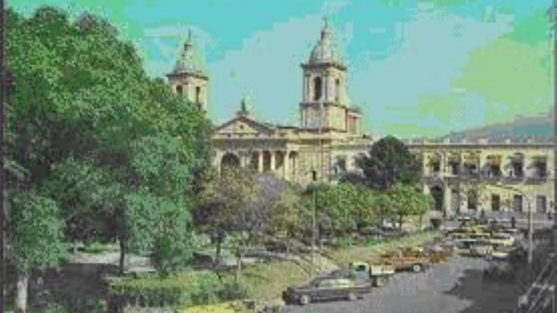 Docentes y alumnos a favor de la remodelación de la Plaza 25 de Mayo