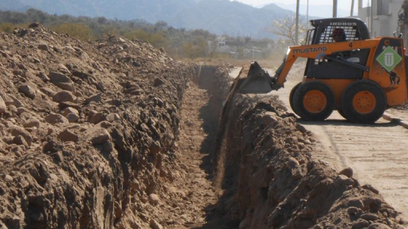 Nueva red de cloacas y avance de pavimentación