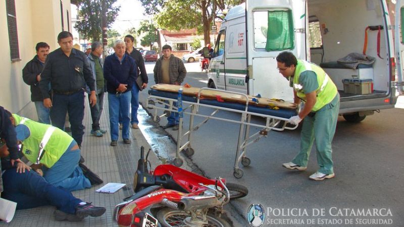 Mujer accidentada tras chocar con su moto
