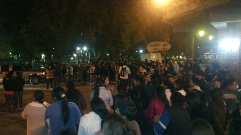 Se agrava el conflicto en el IES, los alumnos salieronn a la calle
