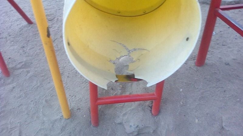 Estados deplorables de los juegos infantiles en las plazas