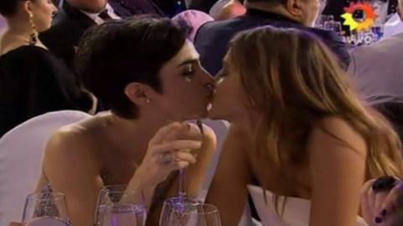 Calu, y el piquito con Agustina Cherri