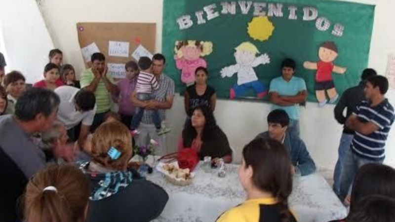 La intendenta Natalia Soria con vecinos de Antapoca