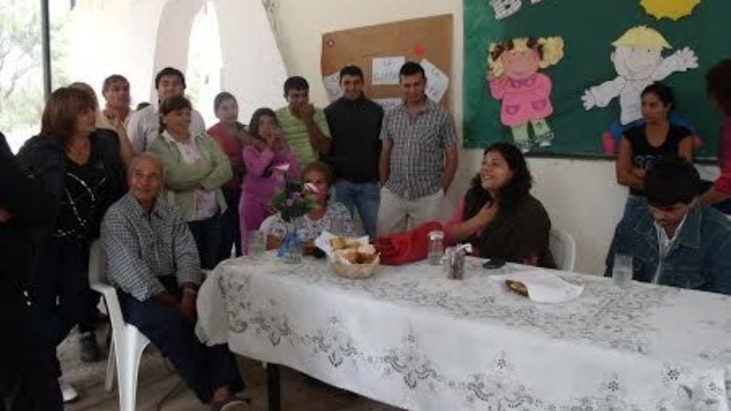 La intendenta Natalia Soria con vecinos de Antapoca