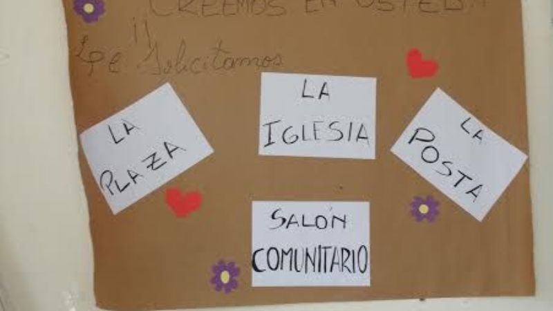 La intendenta Natalia Soria con vecinos de Antapoca