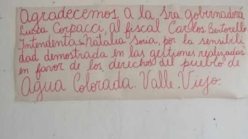 La intendenta Natalia Soria con vecinos de Antapoca