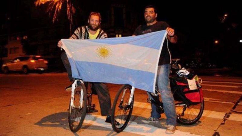 Dos soñadores emprendieron el viaje al Mundial en bicicleta