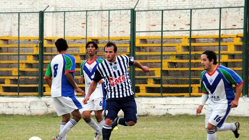 Policial y Sarmiento no aflojan en la Zona A