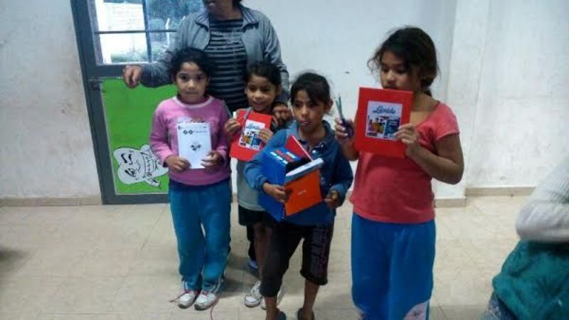 Entrega de útiles en Las Vías Oeste