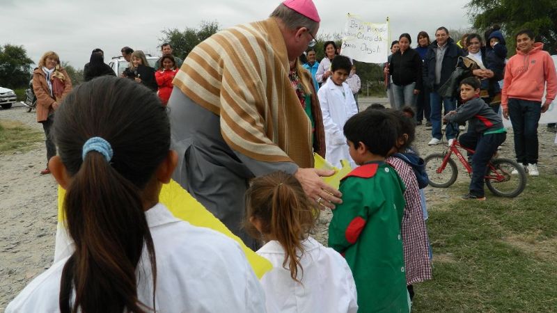 El Obispo compartió la fe con los vecinos de la pequeña comunidad de Bajo Hondo
