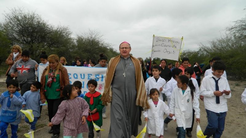 El Obispo compartió la fe con los vecinos de la pequeña comunidad de Bajo Hondo