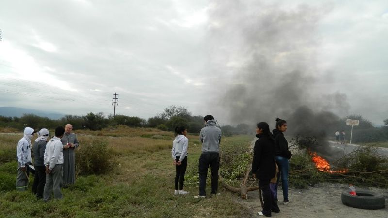 El Obispo compartió la fe con los vecinos de la pequeña comunidad de Bajo Hondo