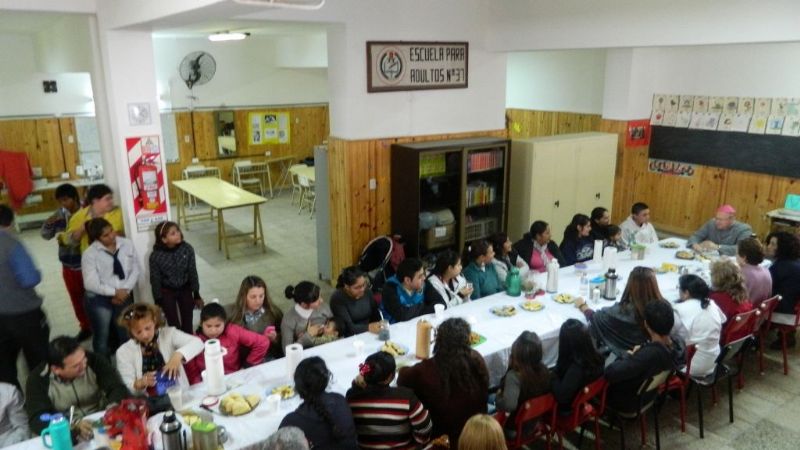 El Obispo compartió la fe con los vecinos de la pequeña comunidad de Bajo Hondo