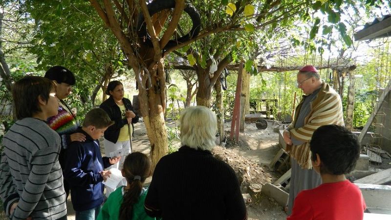 Vecinos de barrios del sur capitalino y Hogar de Ancianos recibieron la visita del Obispo