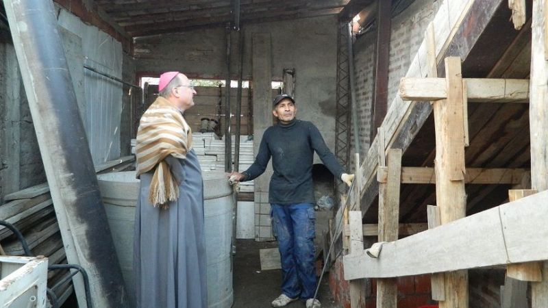 Vecinos de barrios del sur capitalino y Hogar de Ancianos recibieron la visita del Obispo