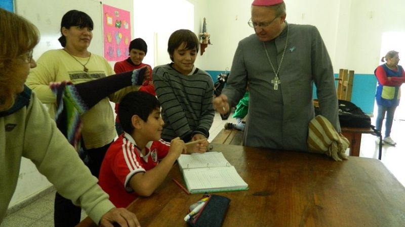 Vecinos de barrios del sur capitalino y Hogar de Ancianos recibieron la visita del Obispo
