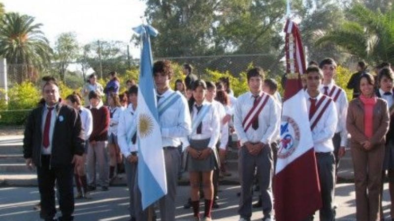 Alumnos y atletas corren por la escuela Alsina Alcober