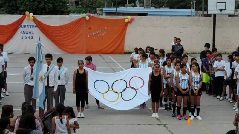 Alumnos y atletas corren por la escuela Alsina Alcober