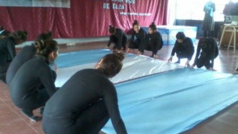 Alumnos y atletas corren por la escuela Alsina Alcober