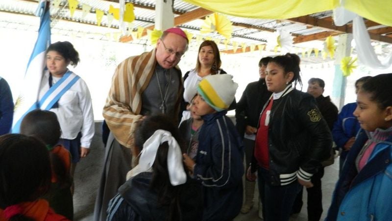 El Obispo visitó la escuelita social y el club 9 de Julio