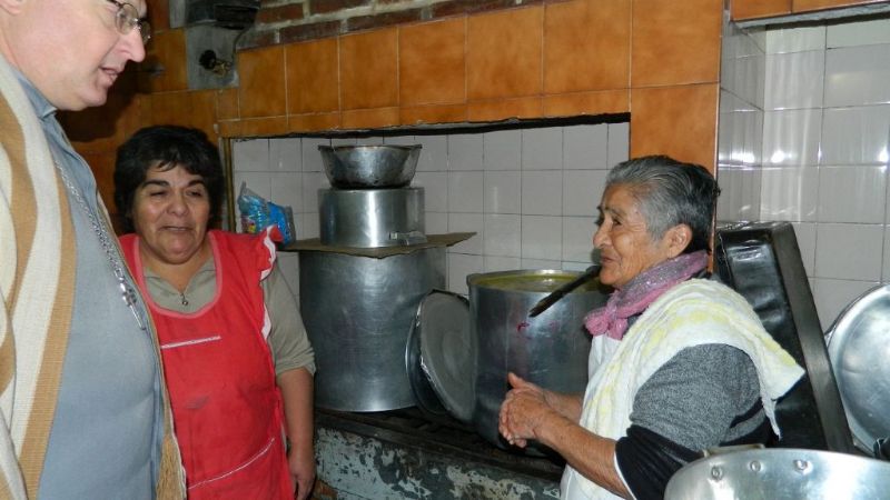 El Obispo visitó la escuelita social y el club 9 de Julio